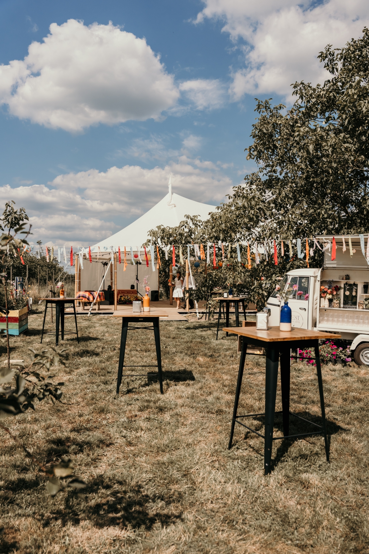 NEST - Bar on Wheels