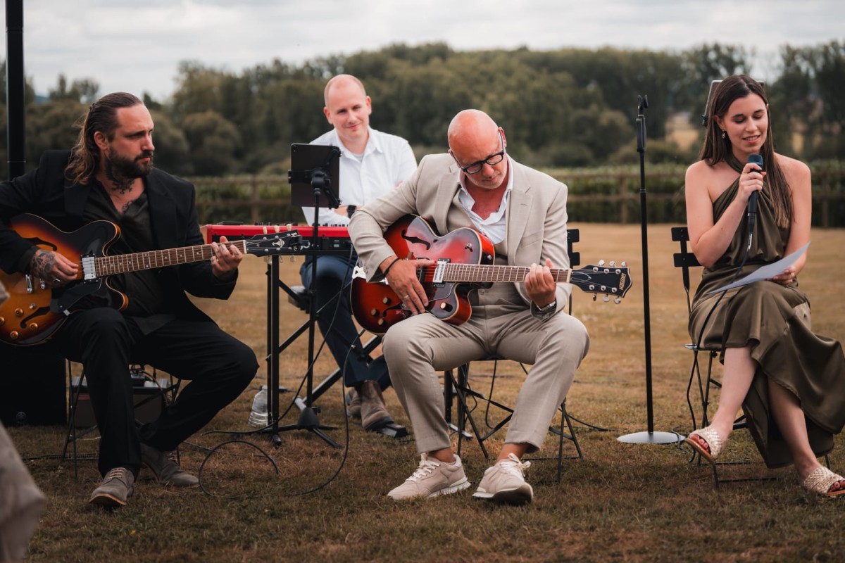 Charlotte Canoot Live Music