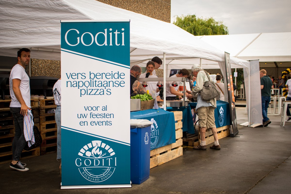 Goditi - Backyard Dining