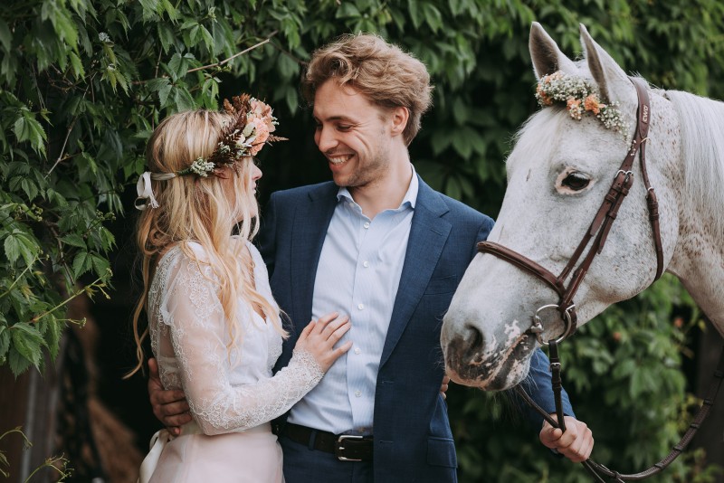 Een styled shoot met Living Coral als themakleur, een paard en h&eacute;&eacute;l veel bloemen!