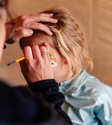 Artiest schminkt kind op feest