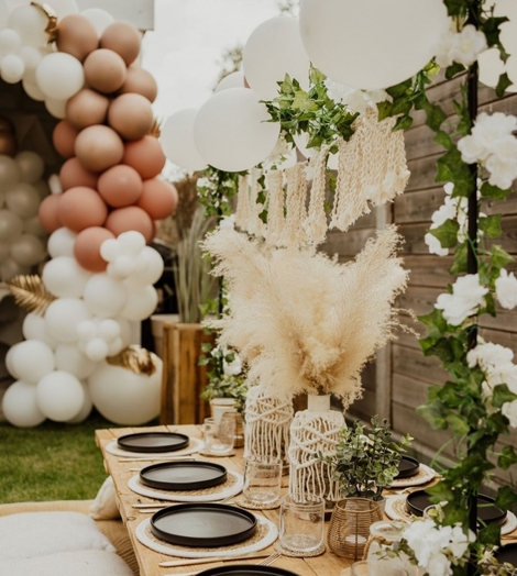 Ballonnen opstelling met gedekte tafel