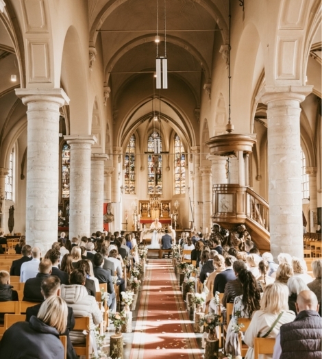 Ceremonie in een kerk met Trouwburo Karo