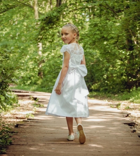 Communie fotoshoot kind in wit kleed over de schouder