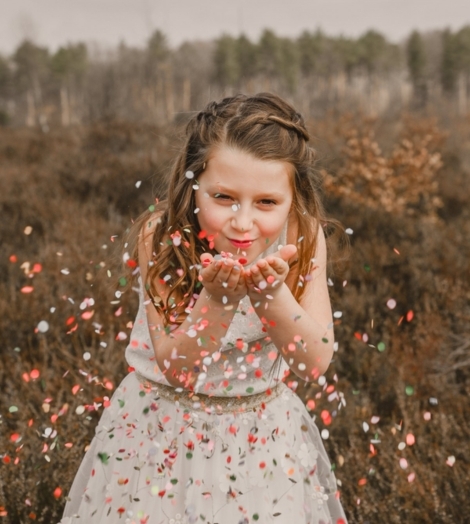Communiefoto meisje met confetti