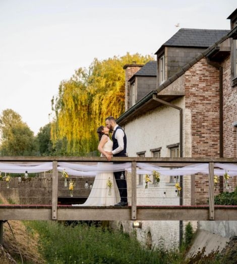 De Mooie Molen trouwkoppel kus op brug