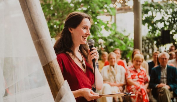 Hoe kies je in hemelsnaam een ceremoniespreker?