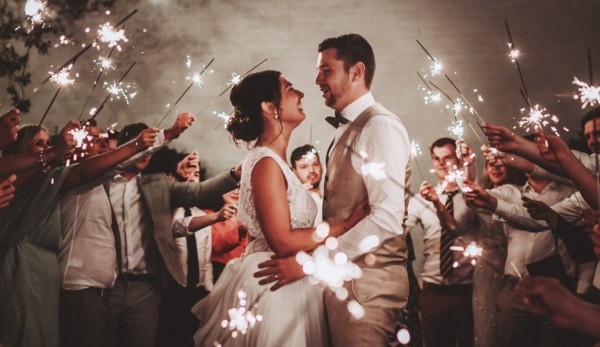 Wat kost een trouwfotograaf? Verborgen kosten & bespaartips