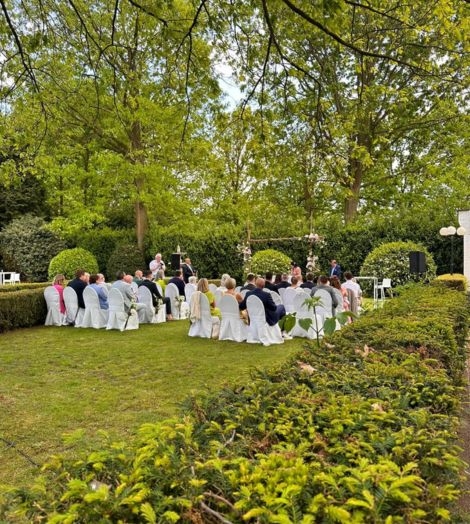 Domein Martinus trouwceremonie in de tuin