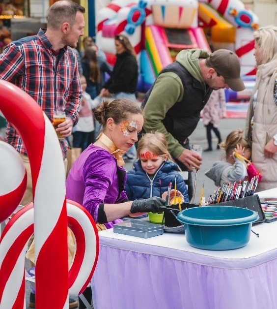 Familiedag schmink hoek in thema