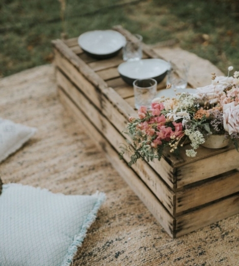Feesttafel met bloemen en zitkussens