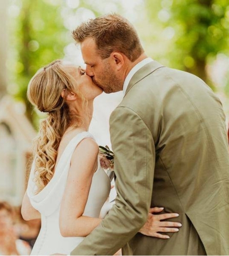 Getrouwd koppel kust op ceremonie