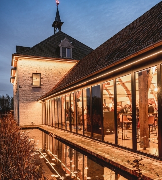 Gezellig trouwfeest van buiten getrokken