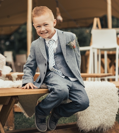 Groeifeest kind op bankje in kostuum