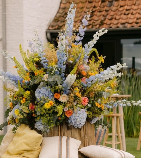 Grote bloemdecoratie in tuin venue