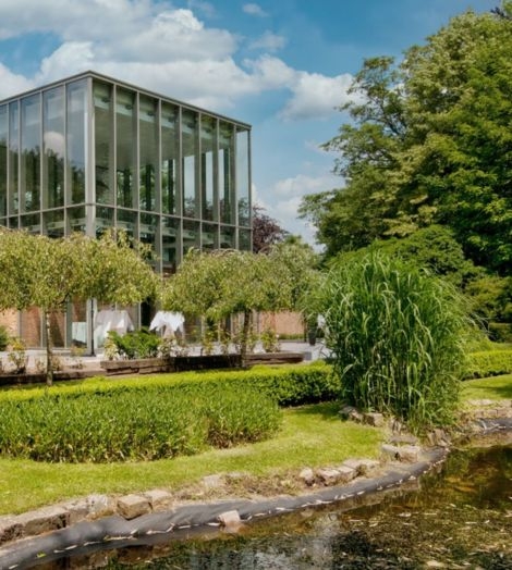 Hof Van Beatrijs gebouw met natuur en vijver