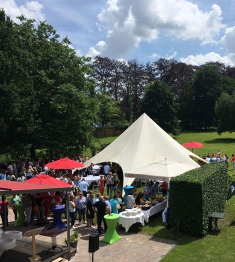 Hof Van Beatrijs tent trouwlocatie tuin