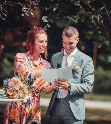 Karo bekijkt ceremonieboekje met bruidegom