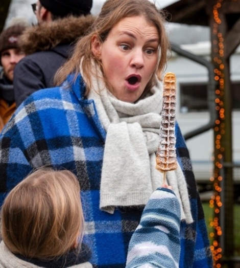 Kind toont wafel op stokje