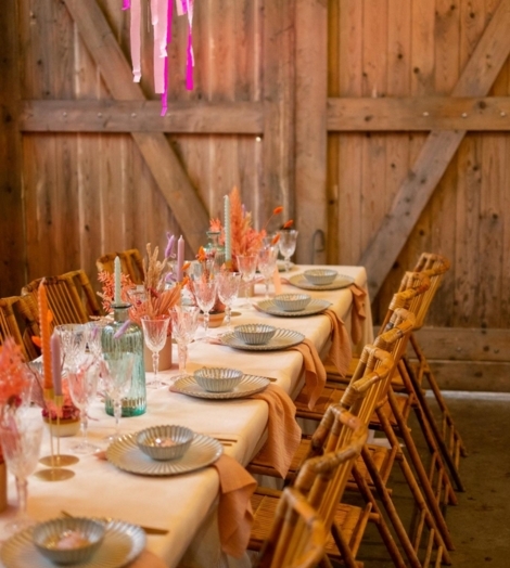 Kleurrijke feesttafel binnen
