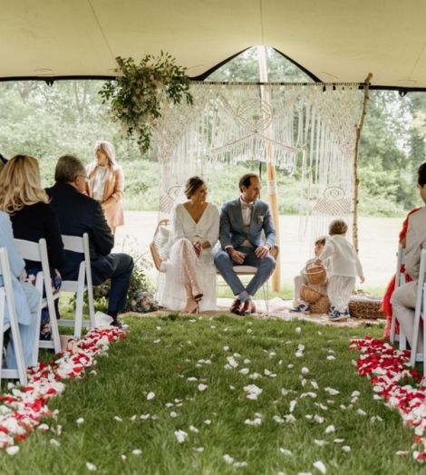 Koppel zit vooraan bij hun trouwceremonie Domein Martinus