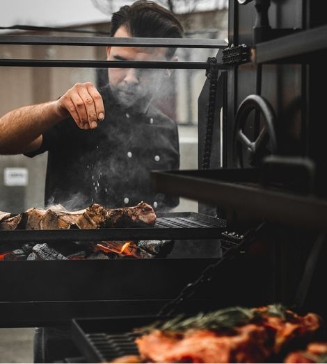 Kruiden op vlees op de grill Declerck BBQ