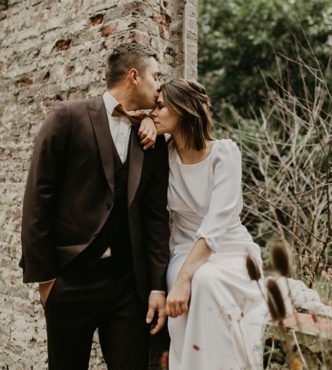 Kus op voorhoofd huwelijk fotoshoot