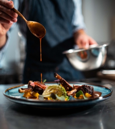 Kwaliteitsvolle foodtruck maaltijd saus druppelt op vlees Seasons Change