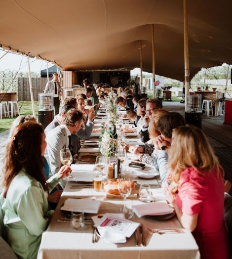 Lange tafel trouwfeest buiten met tent