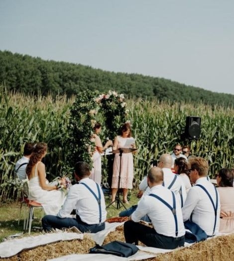 Maïsterplan romantische ceremonie buiten in West-Vlaanderen