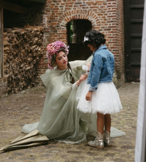 Prinses helpt meisje met jurk