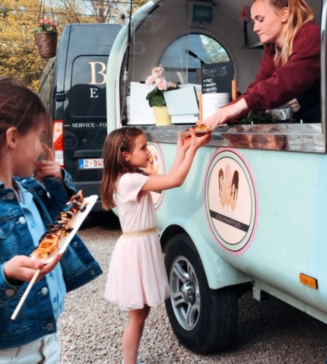 Meisje neemt lollywafel aan