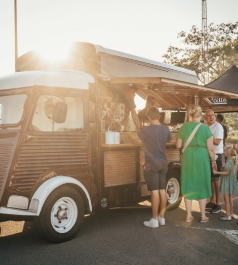Mensen bestellen bij de foodtruck Wafels en Zo 