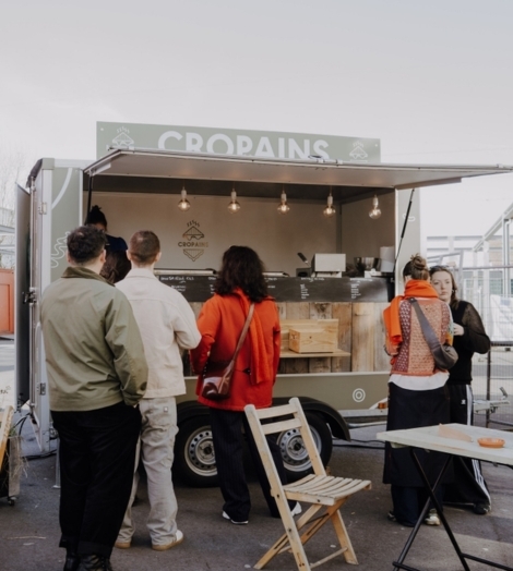 Mensen in de rij aan de foodtruck Copains