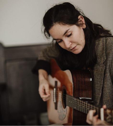 Muzikant speelt gitaar op sofa Sarah Neyrinck