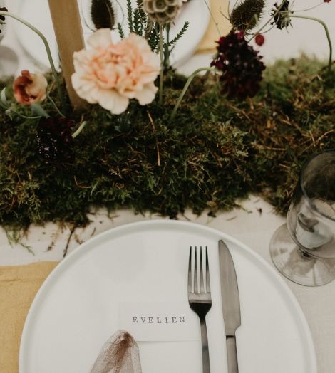 Naamkaartjes gezette tafel trouwfeest