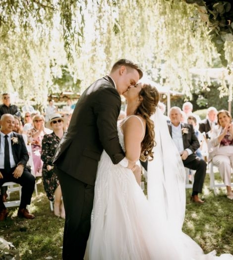 Park Ven trouwkoppel kus onder de bomen