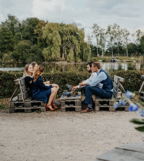 Prullenbos trouwgasten aan tafeltje buiten