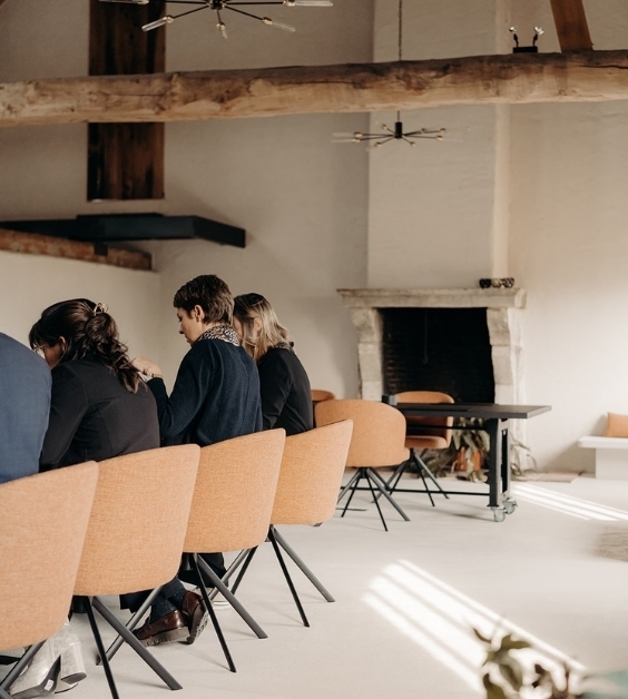 Rij mensen aan vergadertafel Landgoed 235