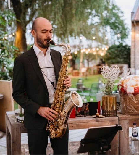 Saxofoon met lichtjes en bomen in de achtergrond