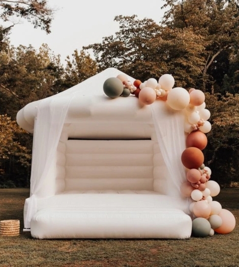 Springkasteel met kleurrijke ballonnen