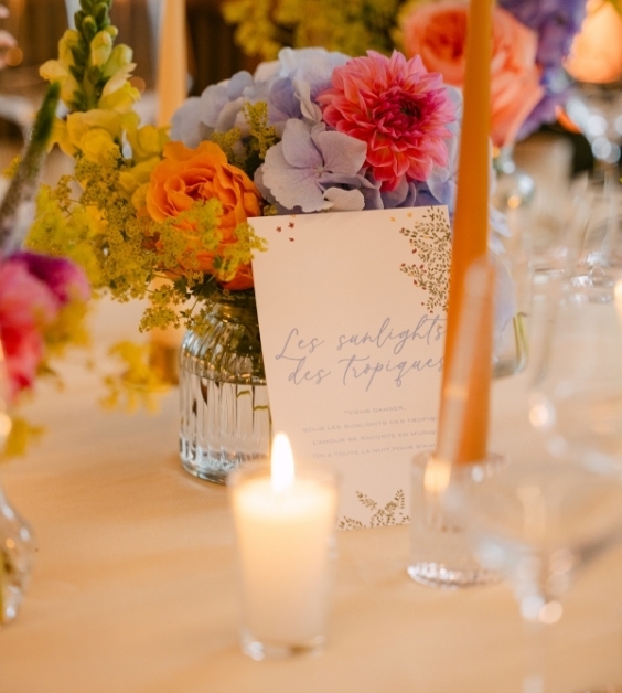 Tafel met bloemen en kaarsjes