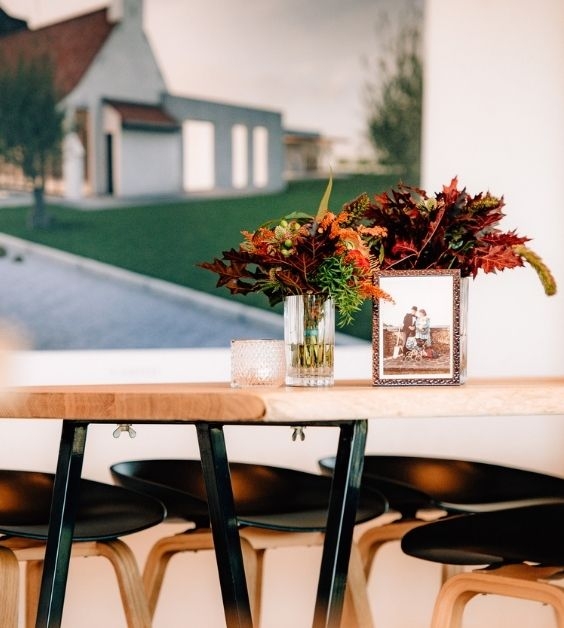 Tafel met bloemen en nostalgische foto