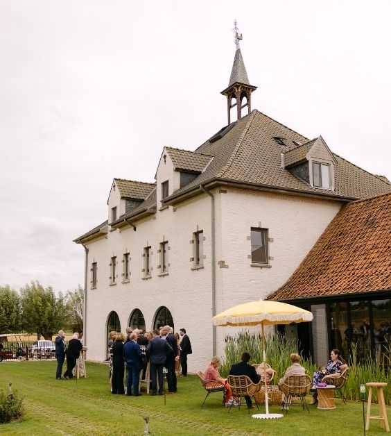 Tafels en stoeltjes buiten trouwdag