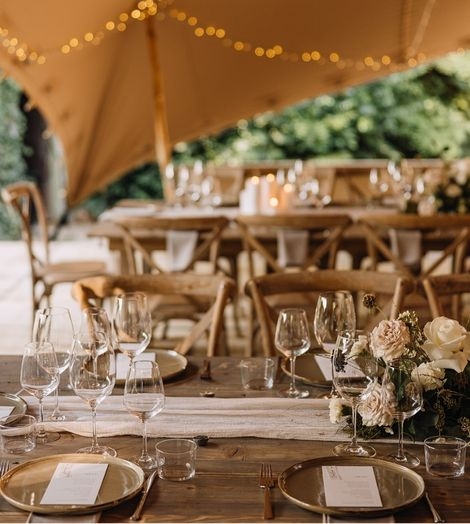 Tent met gedekte tafels Les Jardins