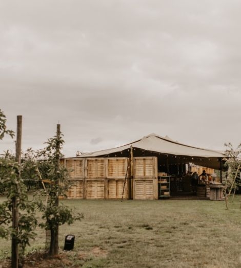 Tent omringd door groen huwelijkslocatie Corso Events