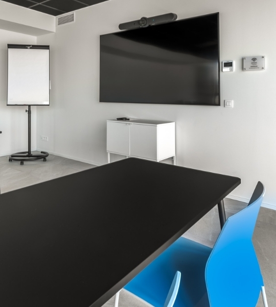 Tripoint vergaderruimte met tv en schrijfbord