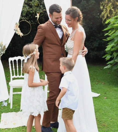 Koppel met kinderen trouwen in het groen