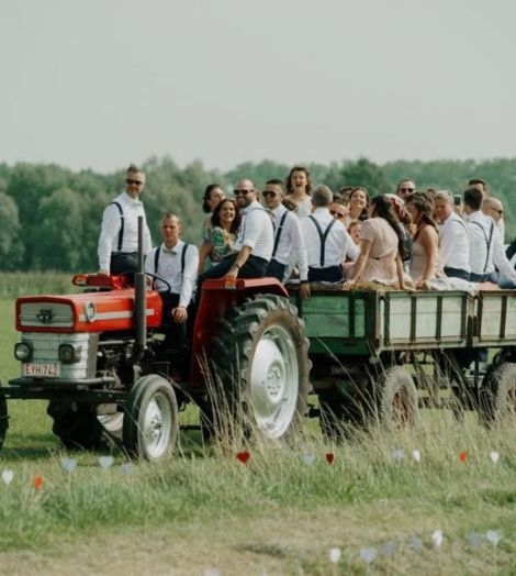 Trouwlocatie Maïsterplan tractor met gasten