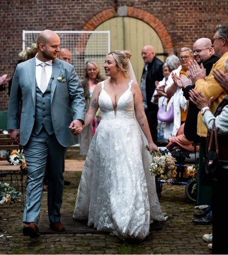 Trouwend koppel wandelt weg met applaus